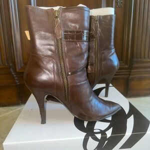 Beautiful Nine West brown ankle boots leather